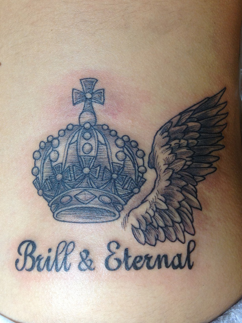 王冠と翼のタトゥー画像