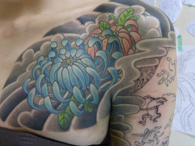 菊の花のタトゥー画像