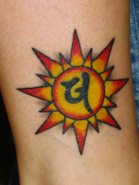 梵字と太陽のタトゥー画像