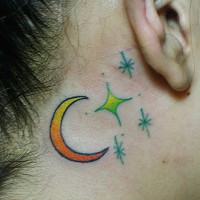耳裏に月と星のタトゥー