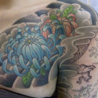 菊の花のタトゥー画像