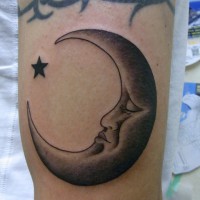 腕に三日月と星のタトゥー