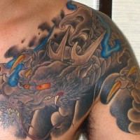 腕から胸に黒龍のタトゥー、刺青