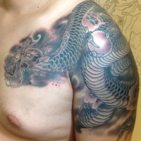 胸から腕にかけての龍のタトゥー、刺青01